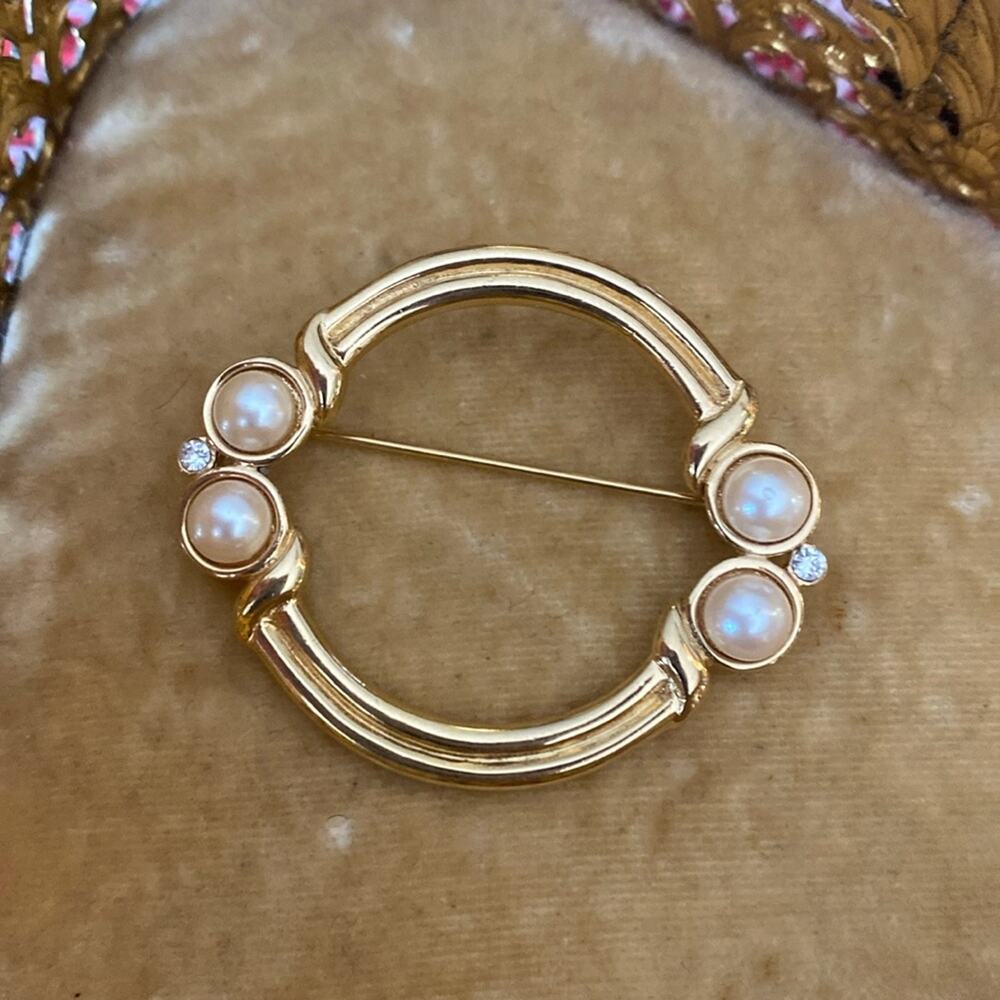Vintage Monet open circle faux pearl rhinestone gold tone brooch